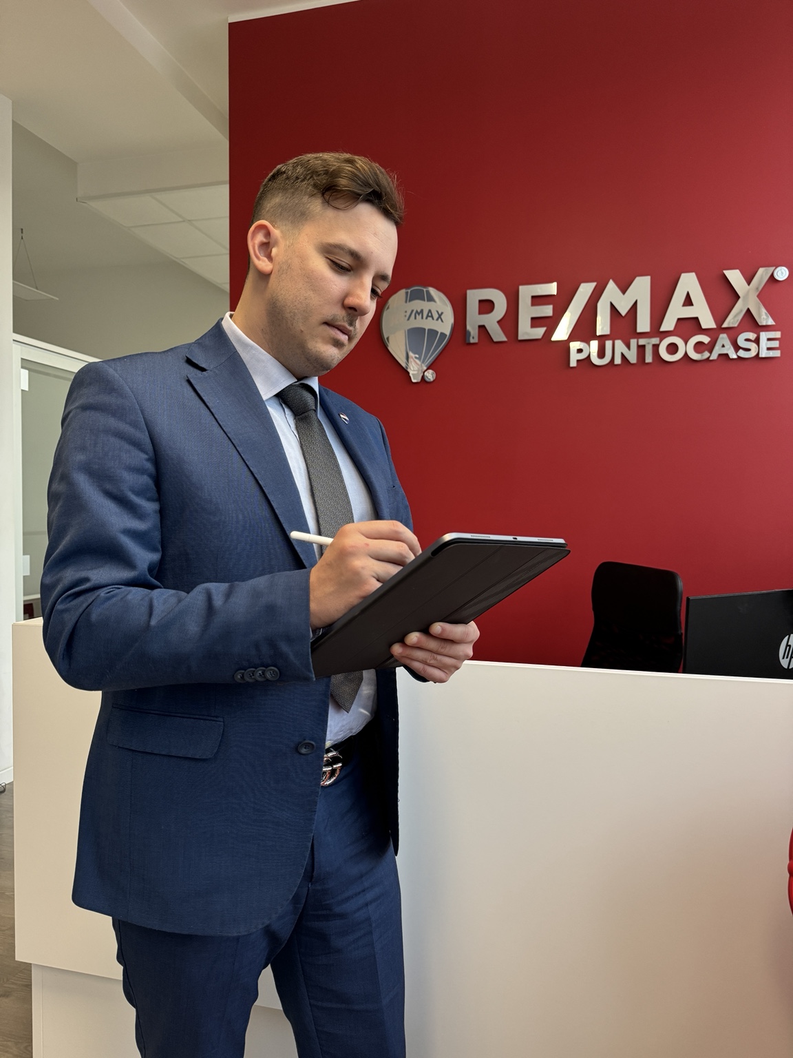 Daniel Gavagnin in ufficio RE/MAX Puntocase